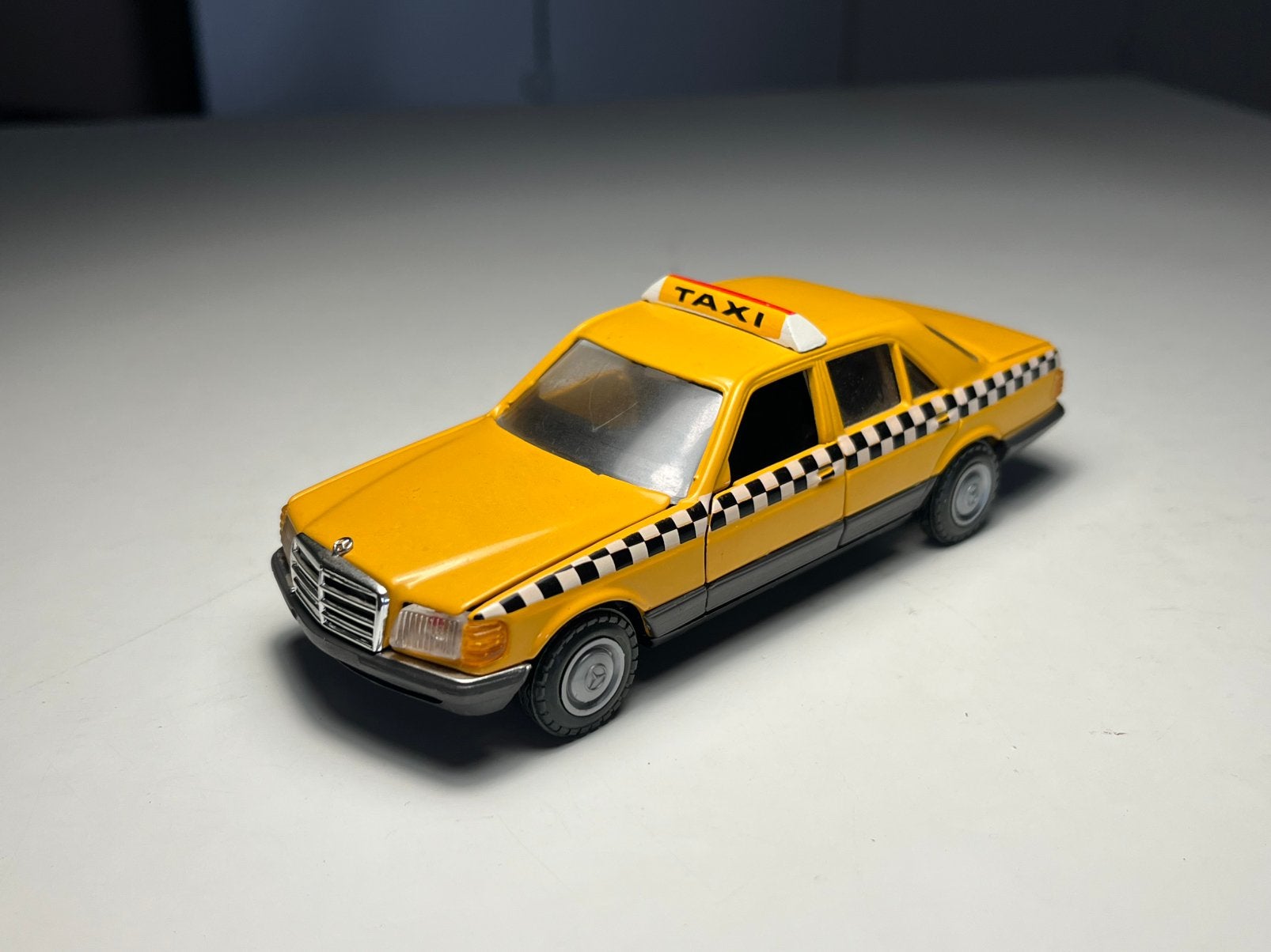 NZG Modelle - Mercedes-Benz Taxi - Schaal 1:35, Ophalen of Verzenden, Zo goed als nieuw, Auto, Overige merken