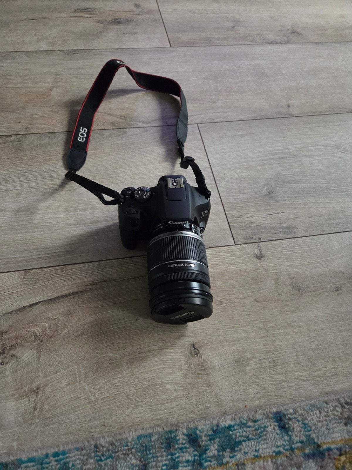 Canon EOS 2000D Spiegelreflexcamera met lens en tas, Canon, Ophalen of Verzenden, Zo goed als nieuw, 4 t/m 7 keer