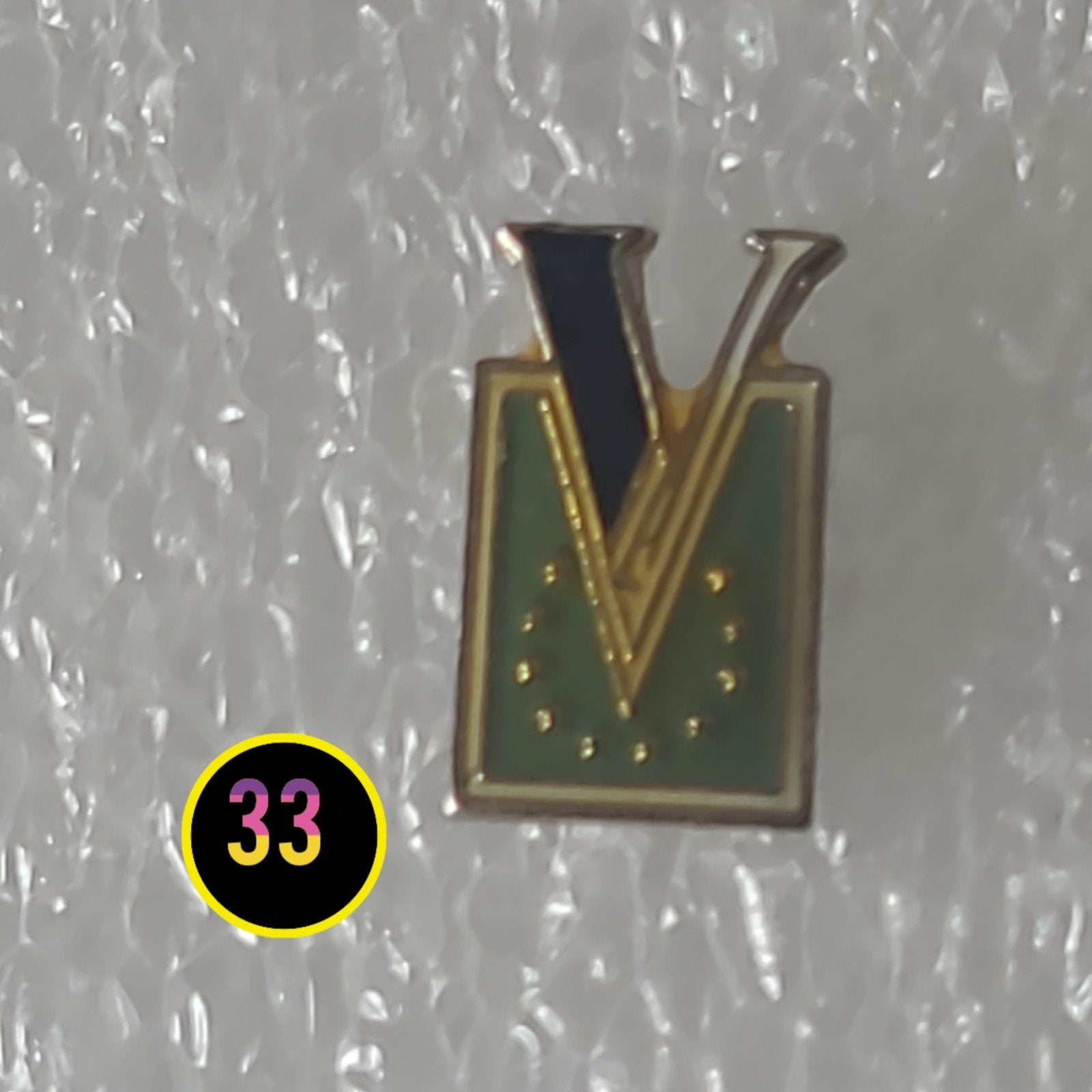 Vintage Pin met Letter 'V' - Groen en Goudkleurig, Verzamelen, Verzenden