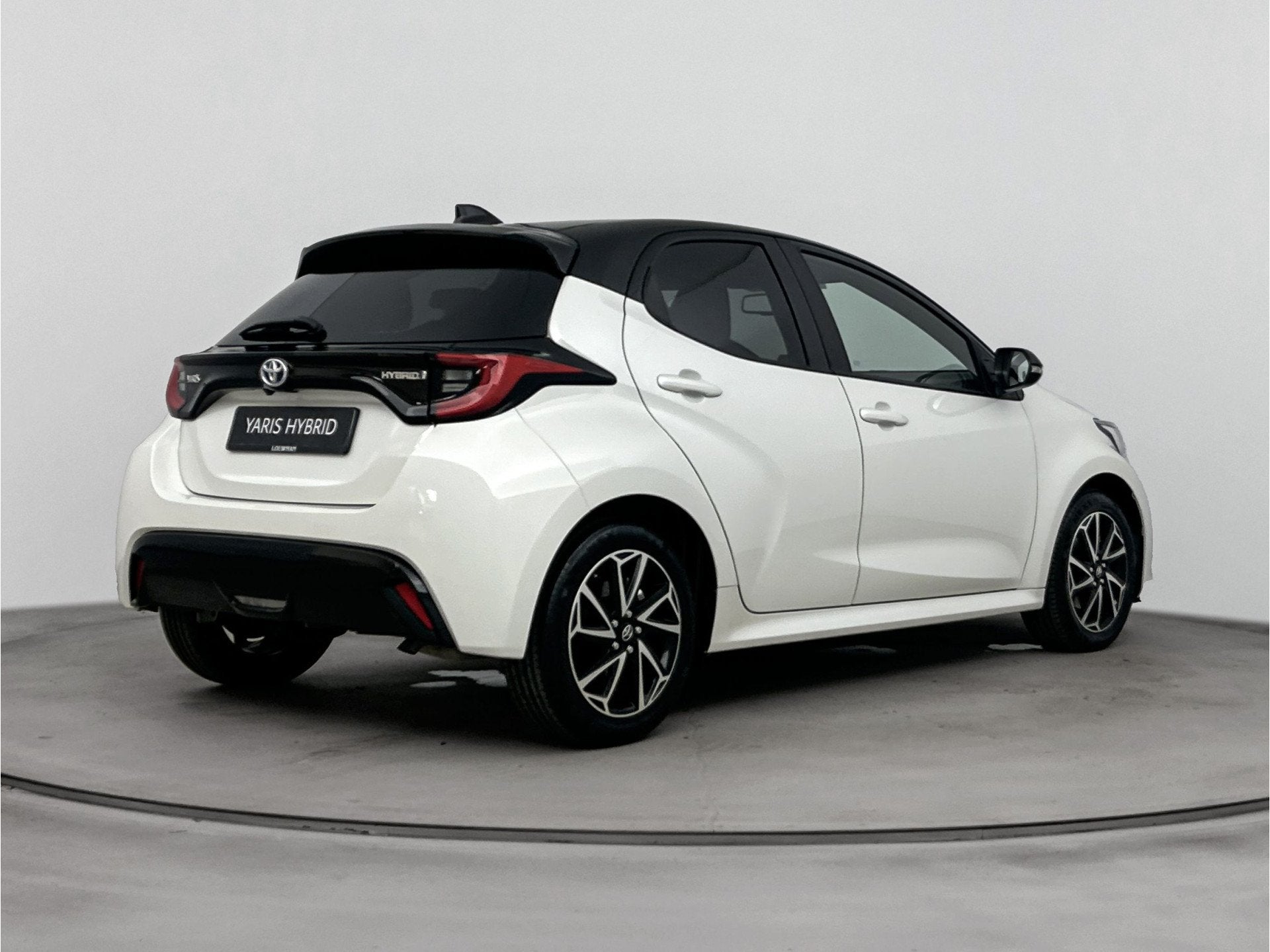 Toyota Yaris 1.5 Hybrid Dynamic Plus | Lederen bekleding | C, Auto's, Toyota, 12 maanden, 450 kg, Gebruikt, Wit