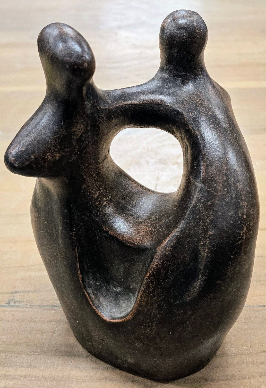 Abstract sculptuur 'Omhelzing' - Donkerbruin, Ophalen of Verzenden, Handgemaakt, 20 - 50 cm, Overige materialen