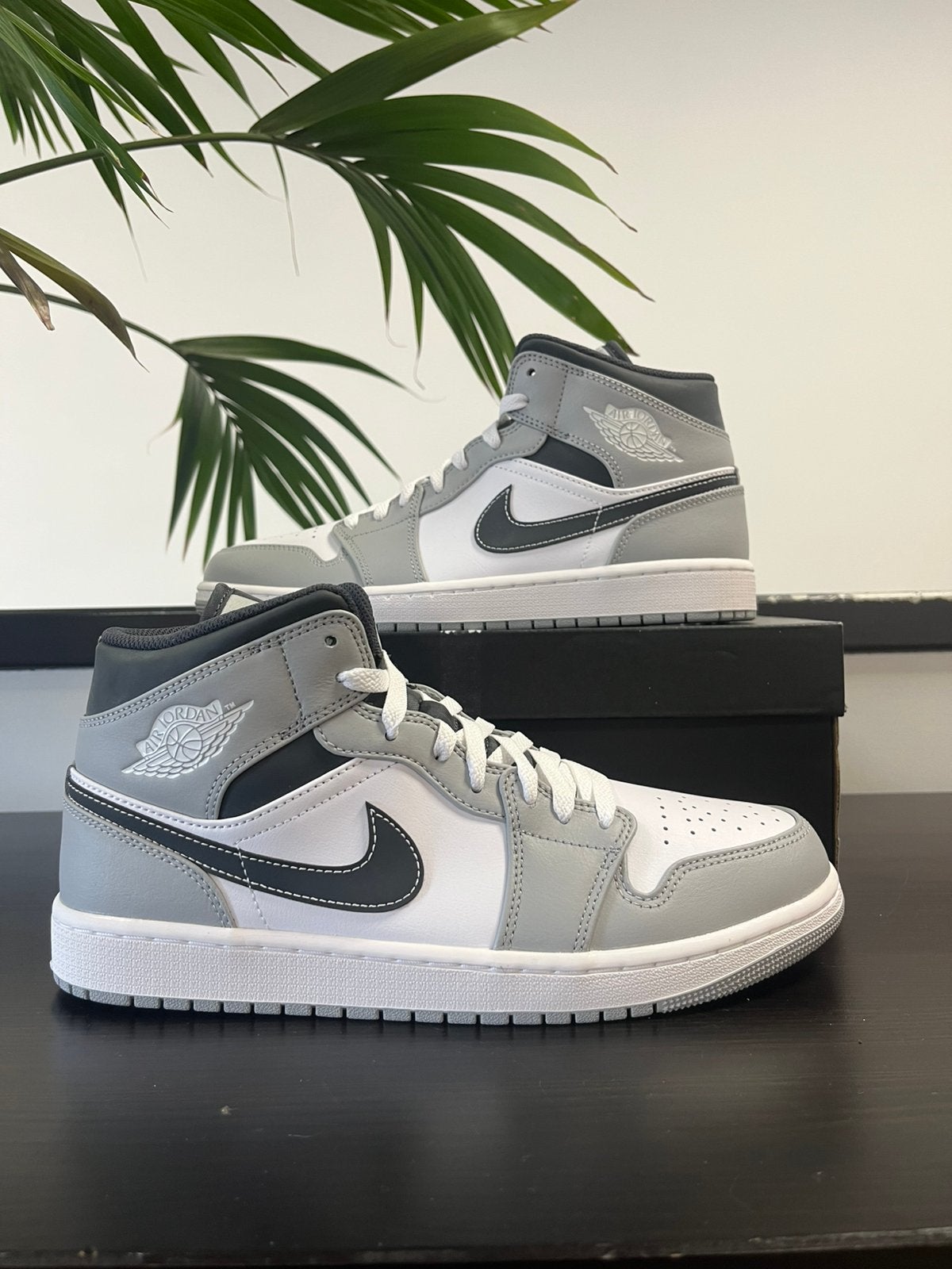 Jordan 1 Mid Light Smoke Grey Anthracite, Overige kleuren, Nieuw, Ophalen of Verzenden, Sneakers of Gympen