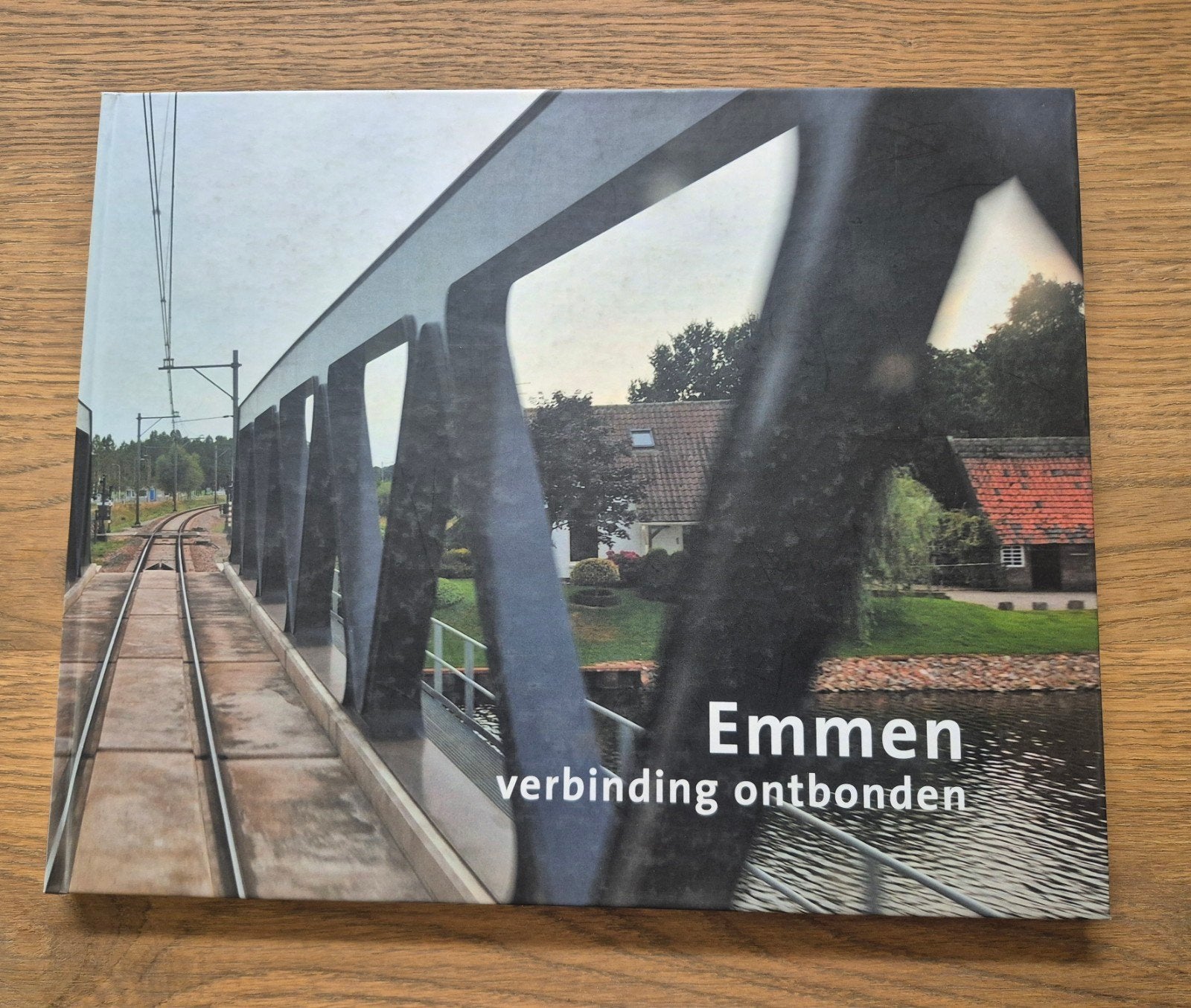 Zeldzaam Boek over de NS lijn  " Emmen verbinding ontbonden", Ophalen of Verzenden, Nieuw, Trein, Boek of Tijdschrift