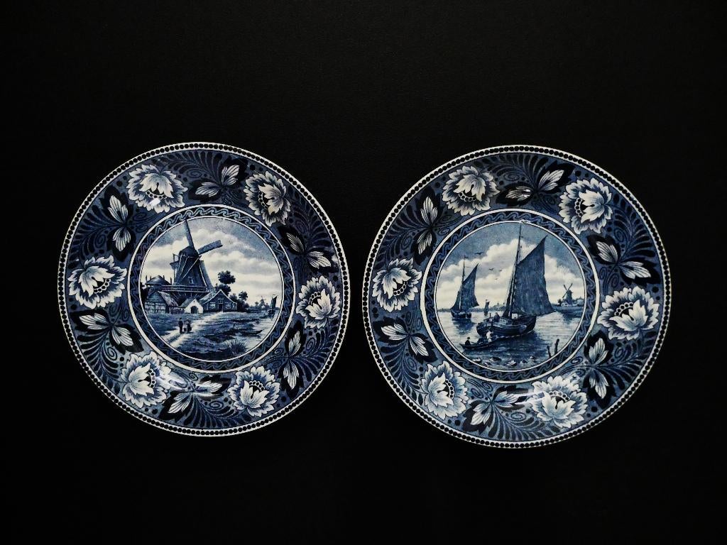 2 Delftsblauwe borden Hollandia Maestricht molen bootjes, Antiek en Kunst, Ophalen of Verzenden