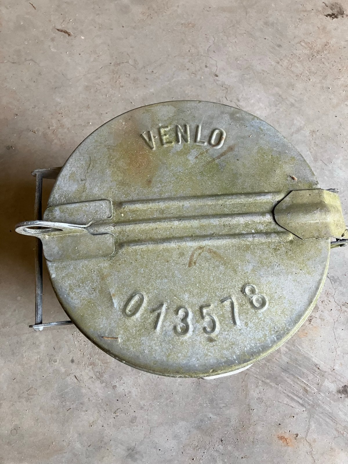 Oude zinken prullenbak vuilnisbak afvalemmer Venlo, Ophalen