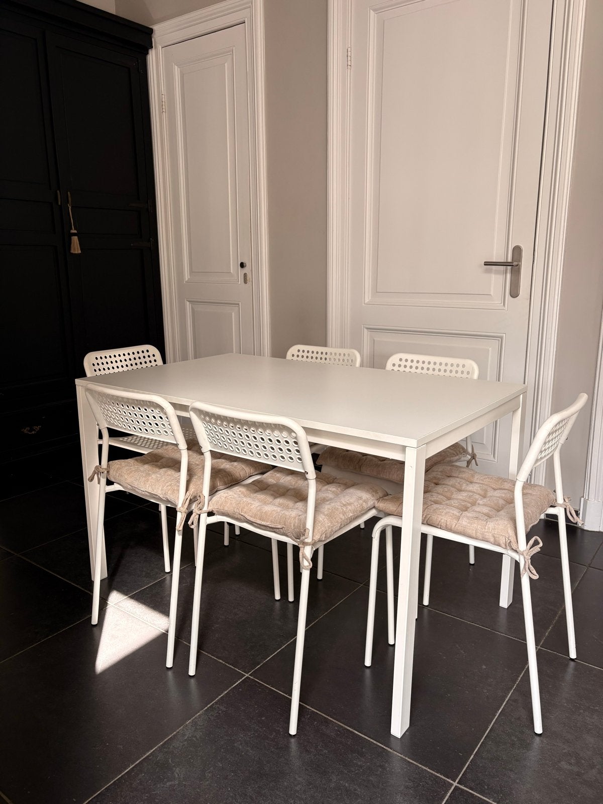 Eettafel met 6 stoelen en 5 kussens - IKEA Melltorp, Ophalen, Gebruikt, 100 tot 150 cm, 50 tot 100 cm