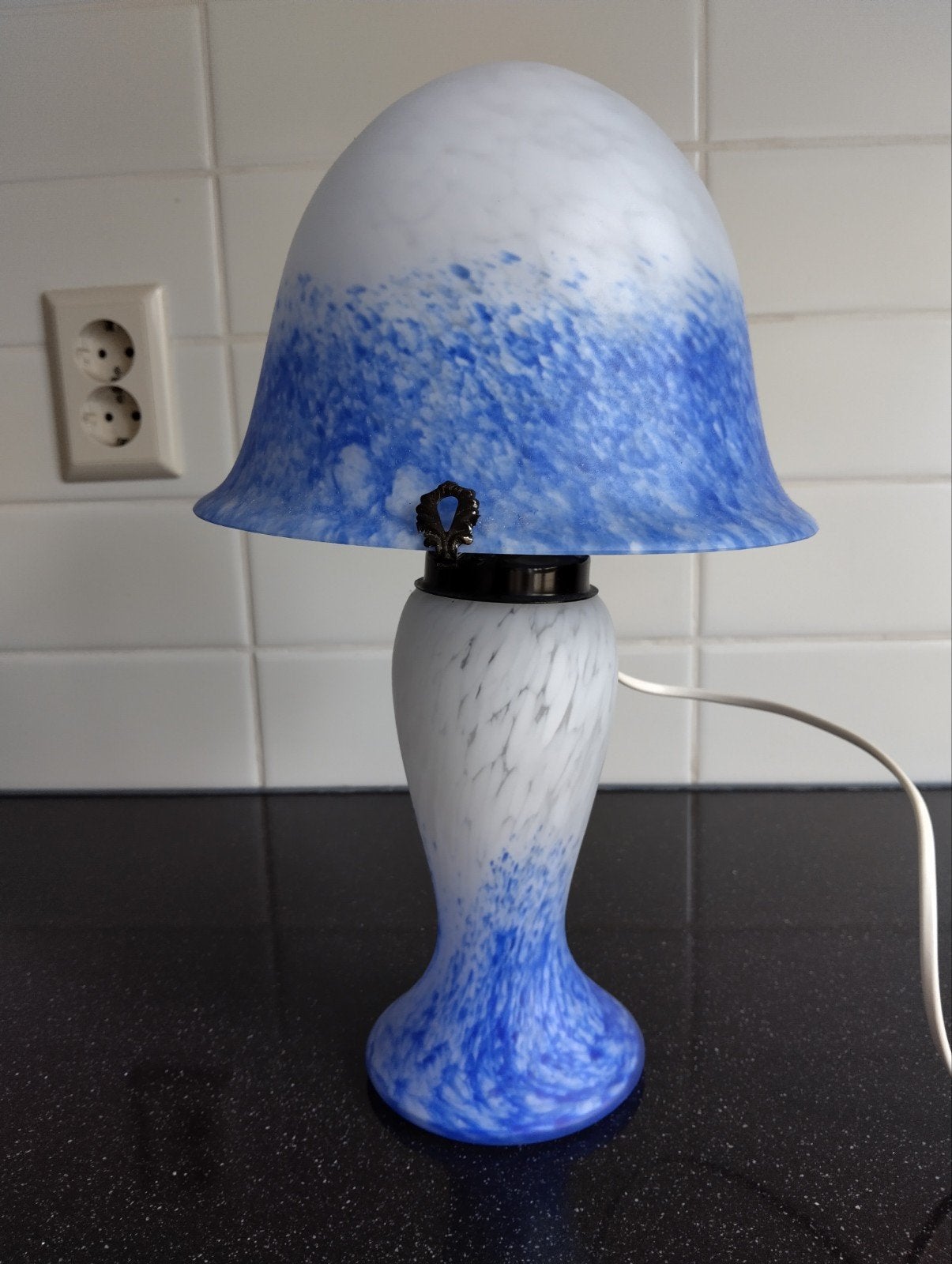 Art Deco tafellamp van blauw-wit glas, Huis en Inrichting, Lampen | Tafellampen, Blauw, Met schakelaar, Gebruikt, Art deco