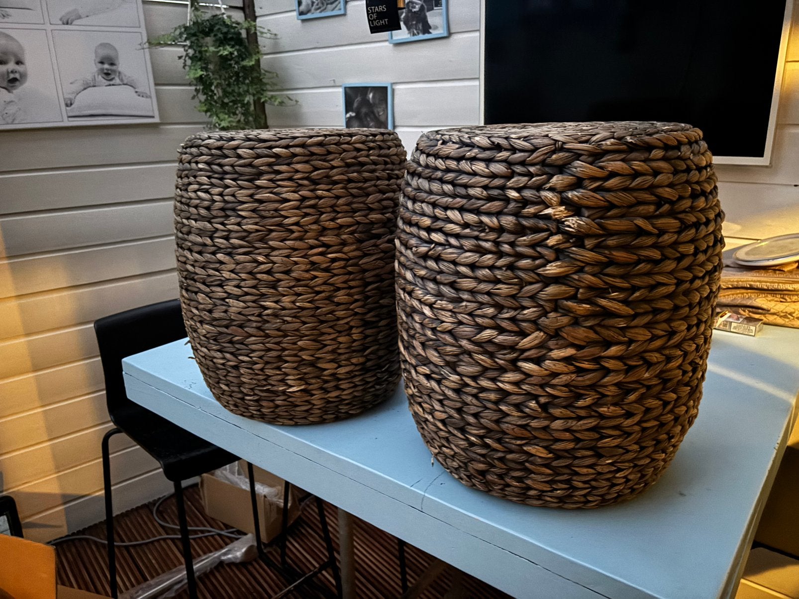 2 grote gevlochten poefs / bijzettafels – landelijke stijl, Ophalen, Zo goed als nieuw, Rond, Riet