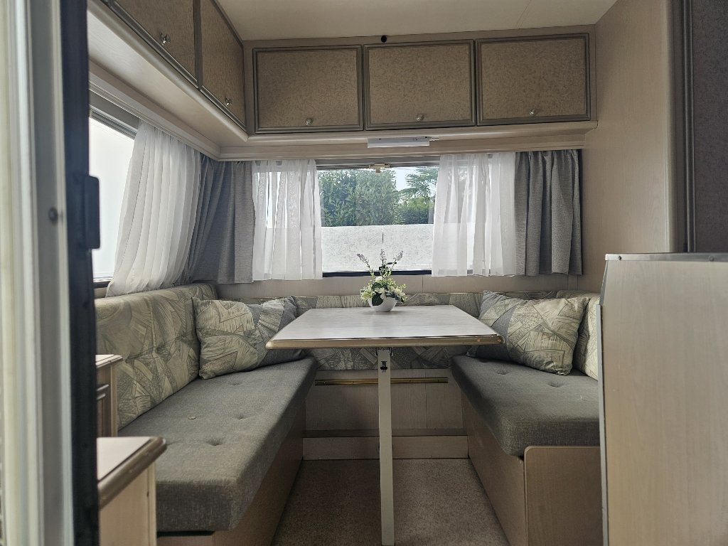 Caravan Dethleffs Rondo (1995) – 2e eigenaar, airco, Vast bed, Treinzit, 750 - 1000 kg, Particulier