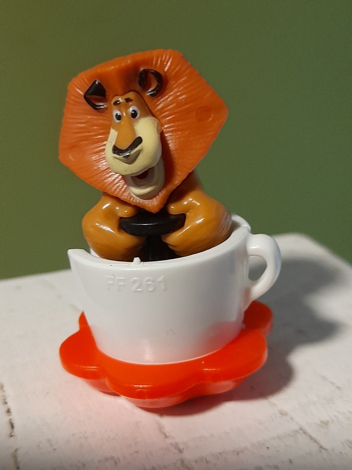 Kinder Surprise Alex de Leeuw Madagascar figuur in kopje, Kinderen en Baby's, Ophalen of Verzenden, Zo goed als nieuw