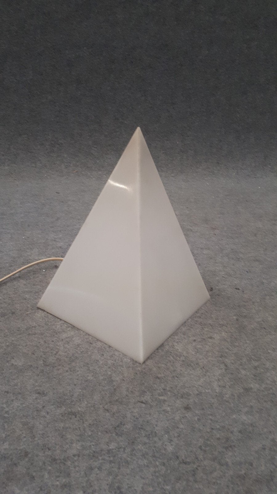 Harco Lor pyramide Vintage Tafellamp, Huis en Inrichting, Lampen | Tafellampen, Ophalen, Gebruikt, Vintage, 30 cm