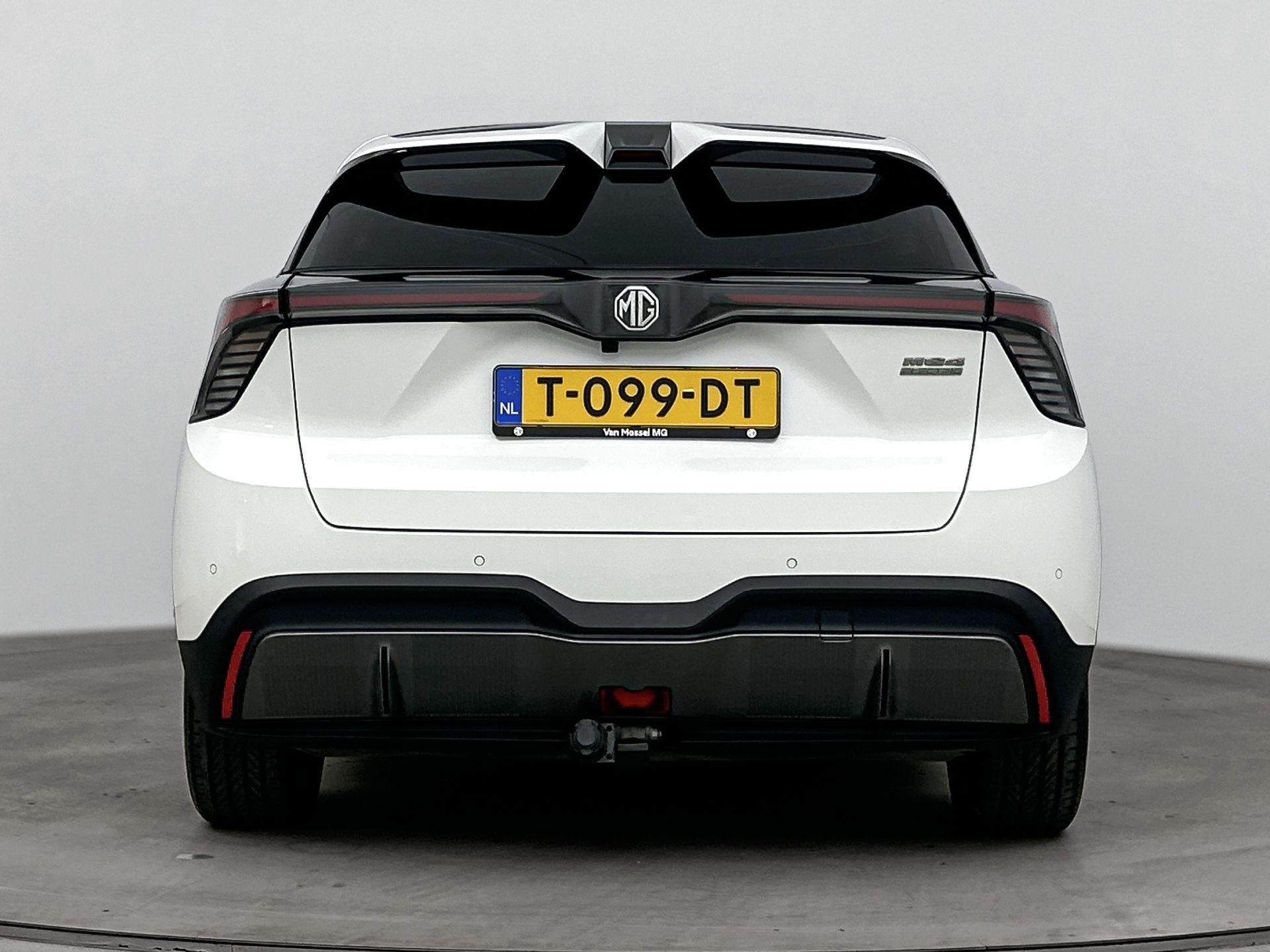 MG MG4 Electric Luxury 64 kWh 204PK | Navigatie | Trekhaak |, Automaat, Gebruikt, Automatische klimaatregeling, Wit