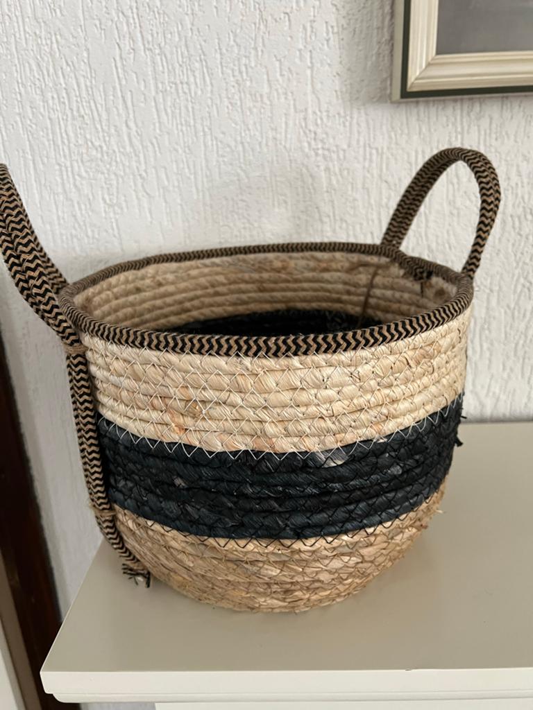 Decoratieve rieten mand met handvatten, Ophalen of Verzenden, Zo goed als nieuw, Zwart, Minder dan 25 cm