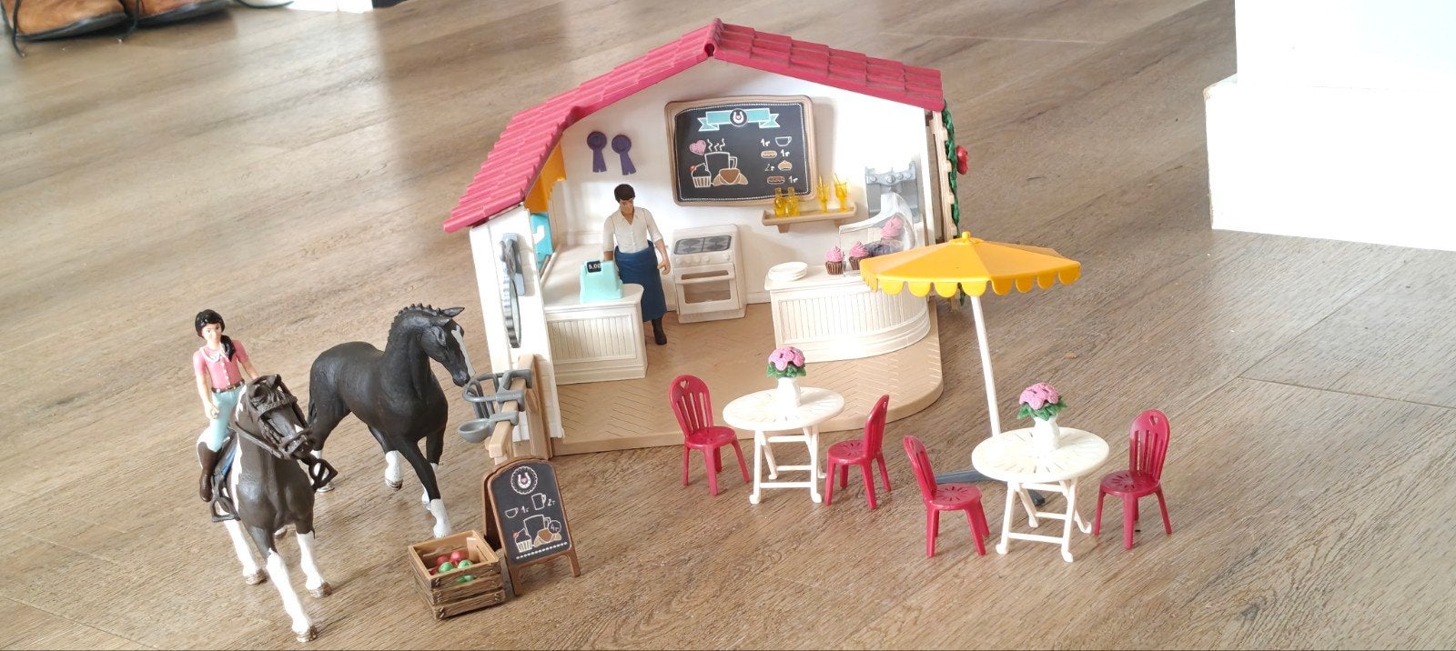 Schleich 42519 Ruiter en paardencafé met 2 Schleich paarden, Ophalen of Verzenden, Zo goed als nieuw