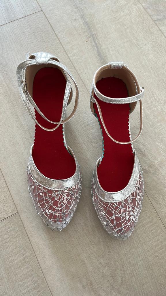 Zilveren galaschoenen maat 38 mesh voorkant als nieuw, Kleding | Dames, Schoenen met lage hakken, Overige kleuren, Ophalen of Verzenden