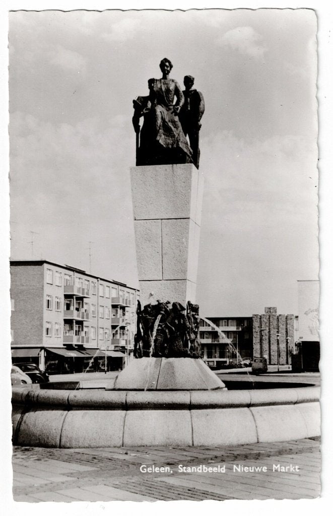 Geleen. Fotokaart van het Standbeeld Nieuwe Markt., Verzamelen, Ophalen of Verzenden, Ongelopen, Limburg