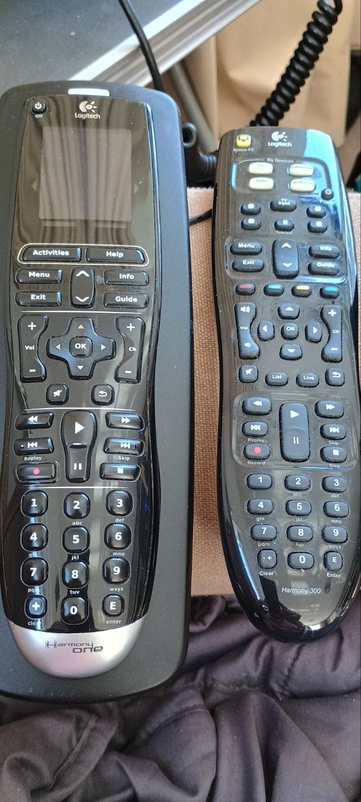 Logitech Harmony One en Harmony 300 afstandsbedieningen, Gebruikt, Universeel, Met display, Ophalen