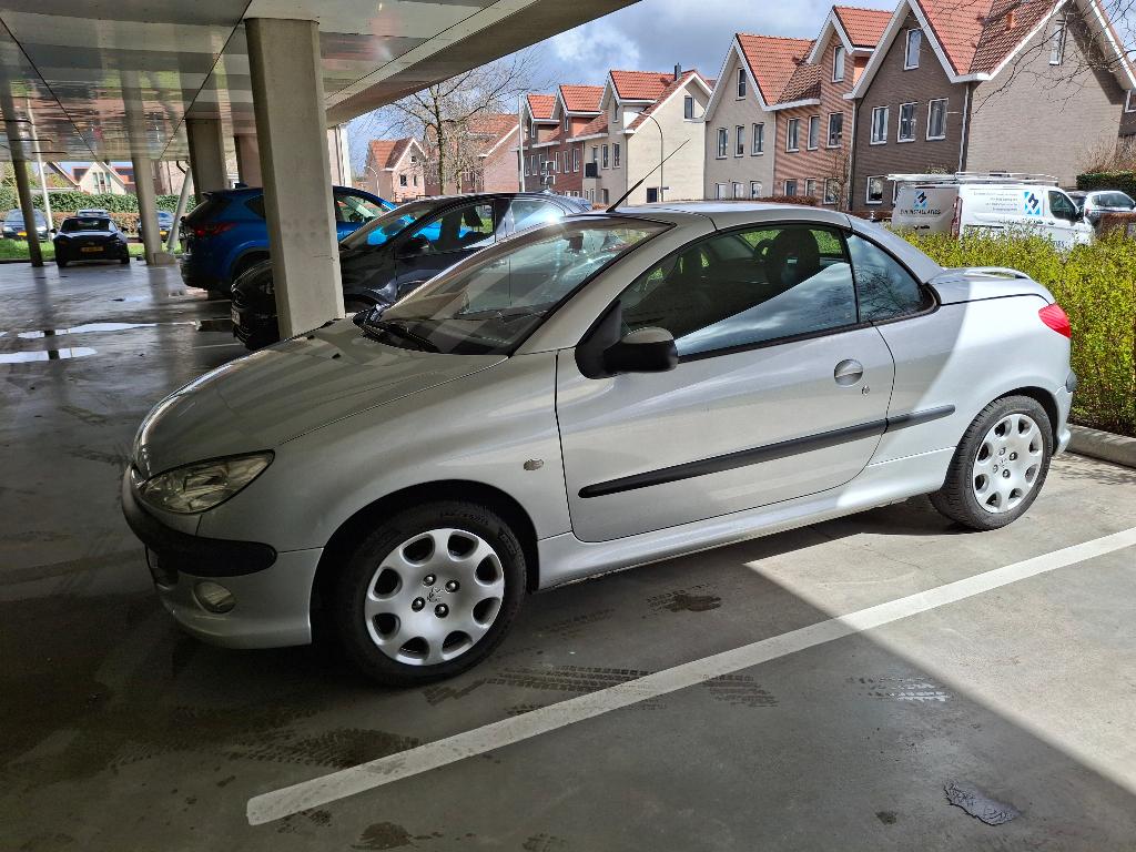Peugeot 206, 1.6 16V CC | afneembare trekhaak | nieuwe accu, Auto's, Voorwielaandrijving, 4 cilinders, 4 stoelen, 49 €/maand