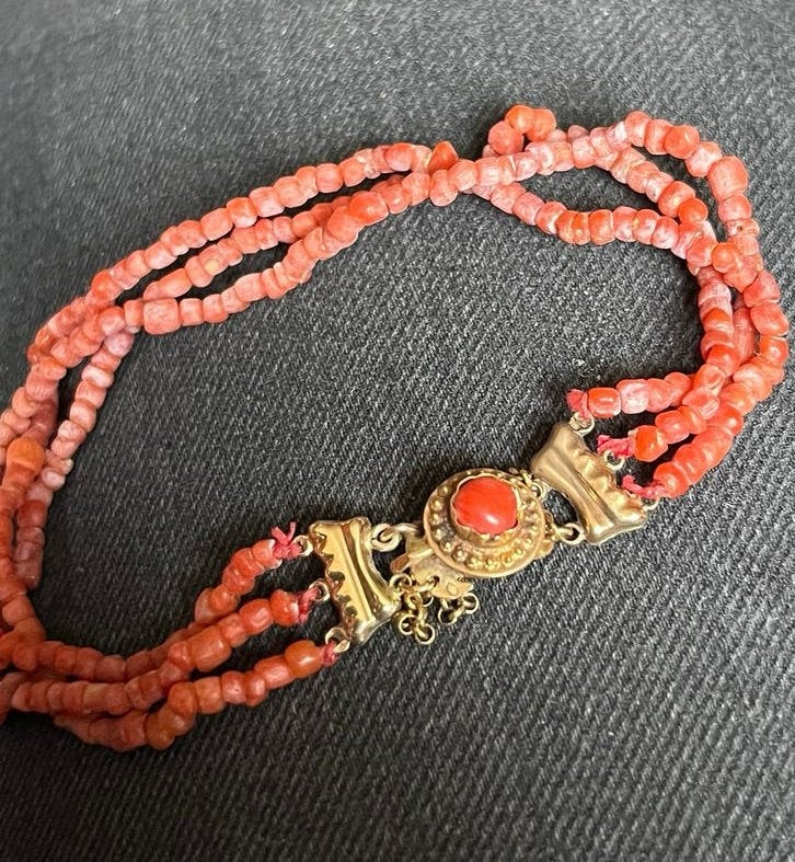 Bloedkoraal Armband met 14 Karaat Gouden Slotje - Eikenblad, Ophalen of Verzenden, Goud, Armband, Met edelsteen