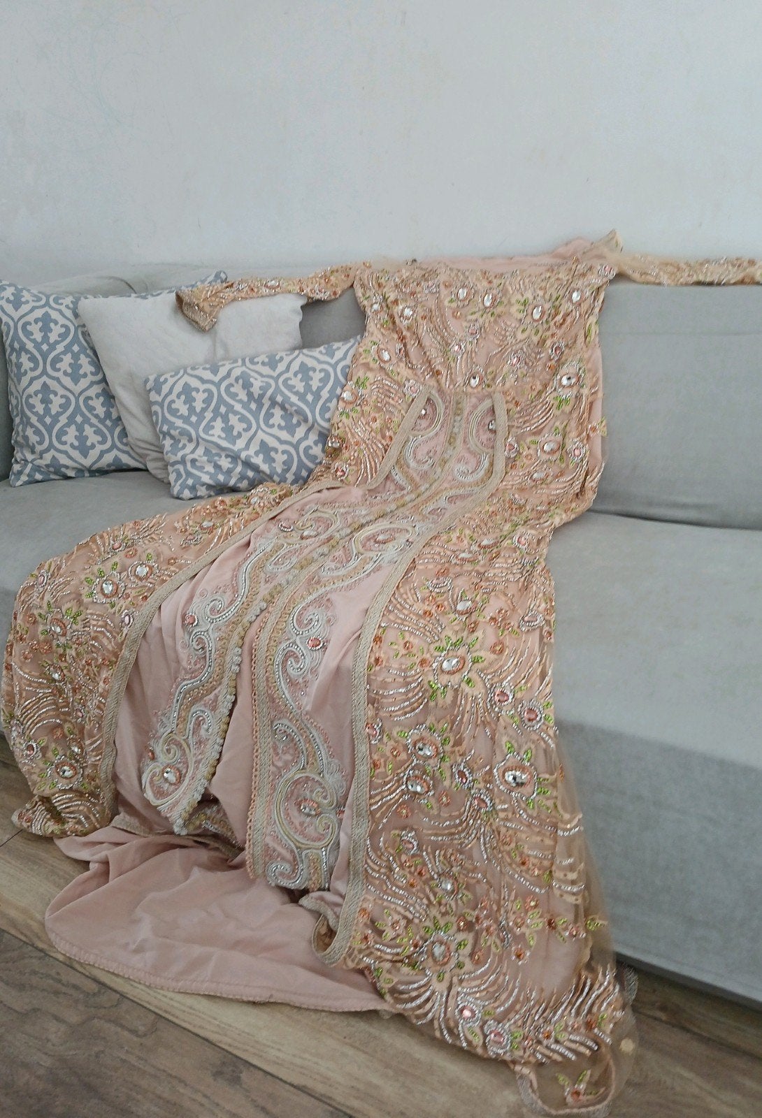 Prachtige zalm/roze caftan met Gedetailleerd Borduurwerk, Kleding | Dames, Gelegenheidskleding, Maat 38/40 (M), Galajurk, Ophalen of Verzenden