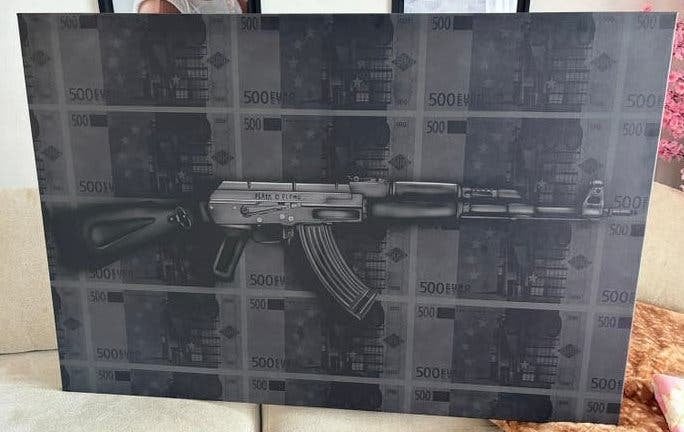 Modern schilderij AK-47 en 500 euro biljetten 100x150cm, Antiek en Kunst, Ophalen, Textiel, Op houten frame, Overig onderwerp