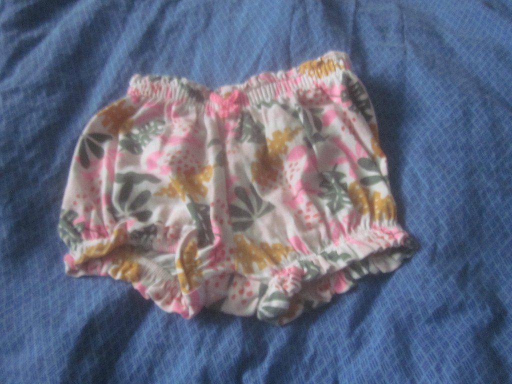 Mooi wit/roze/groen/oker bladeren op kort broekje Hema mt 68, Kinderen en Baby's, Babykleding | Maat 68, Broekje, Zo goed als nieuw
