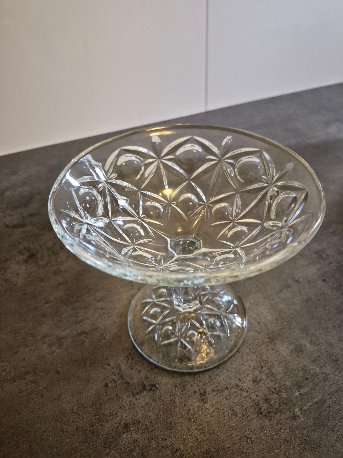 Sierlijk schaaltje op voet - geperst glas, Ophalen of Verzenden, Huis en Inrichting