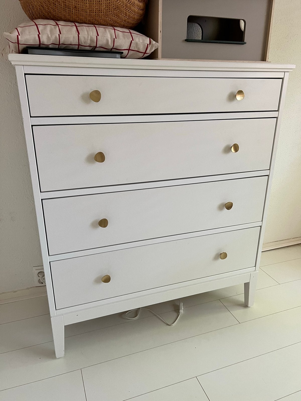 Ikea Idanas witte ladekast met 4 laden en gouden knoppen, Ophalen, Gebruikt, 100 tot 150 cm, 100 tot 150 cm