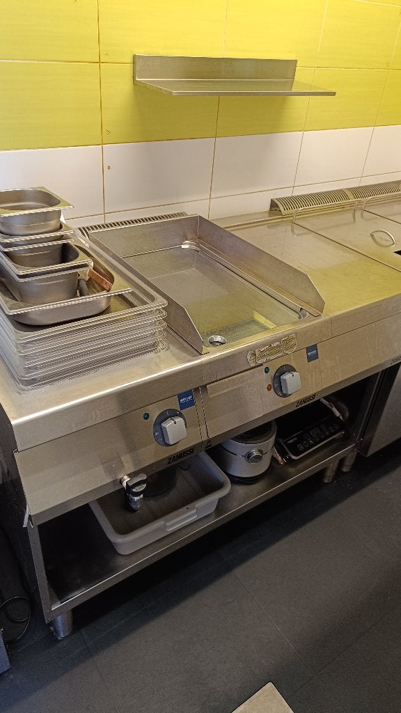 ZANUSSI kitchen (Bainmarie - Bakplaat - neutral), Ophalen, Gebruikt, 3 kookzones of minder, Vrijstaand