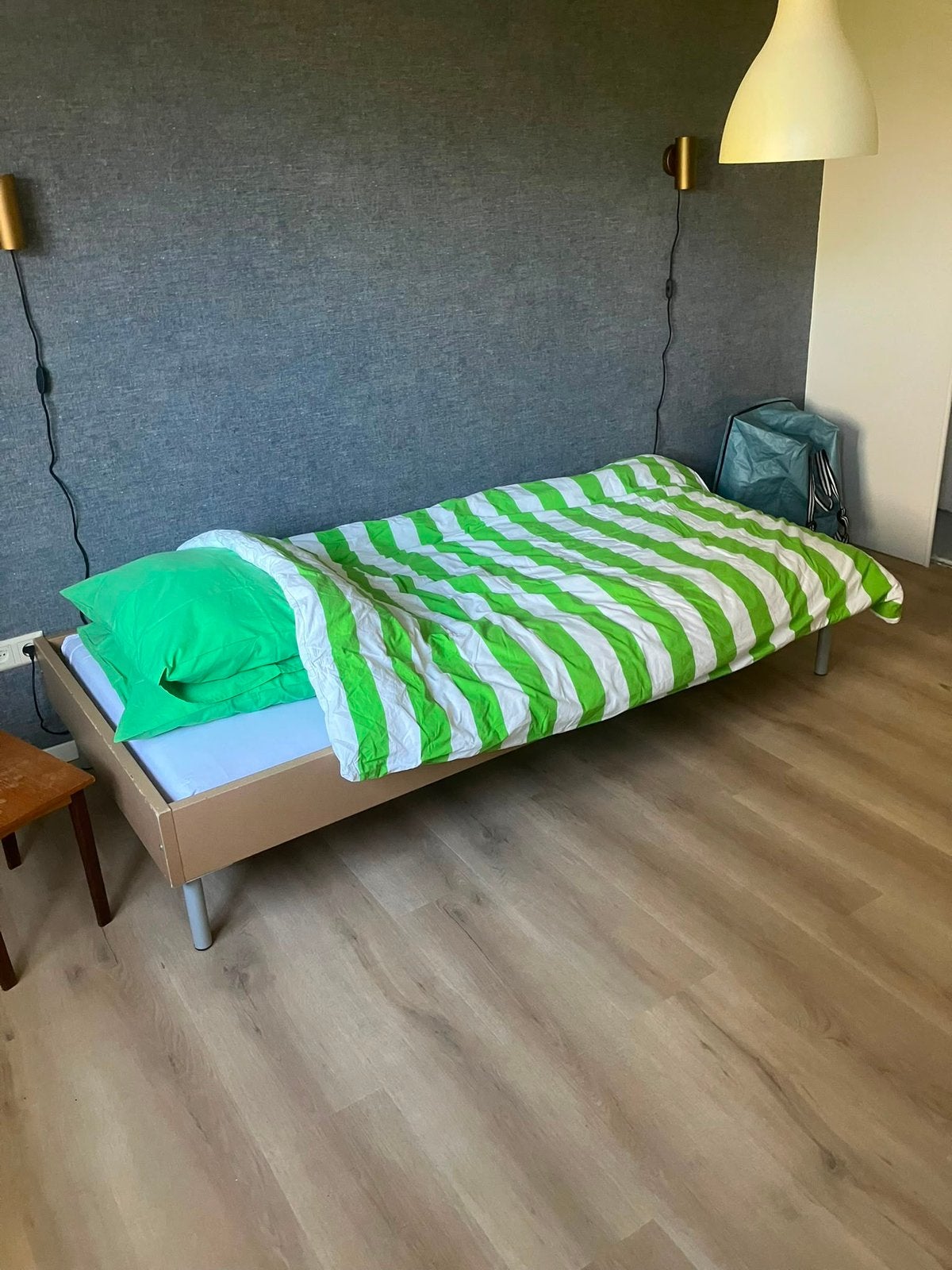 Gratis eenpersoonsbed inclusief matras, Huis en Inrichting, Ophalen, 90 cm, Eenpersoons, Bruin