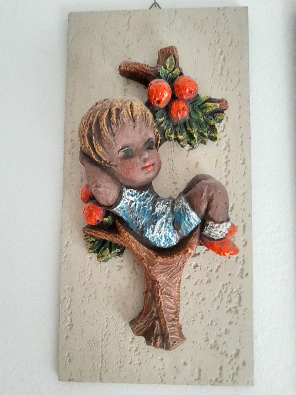 Vintage wanddecoratie: Jongen in boom met appels, Gips, Ophalen of Verzenden, Wanddecoratie, 20 - 50 cm