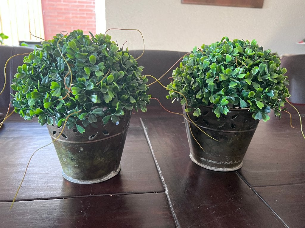 2 x bloempot metaal  met kunstplant 25 cm H 22 Breed totaal, Tuin en Terras, Rond, Binnen, Ophalen of Verzenden, Zo goed als nieuw