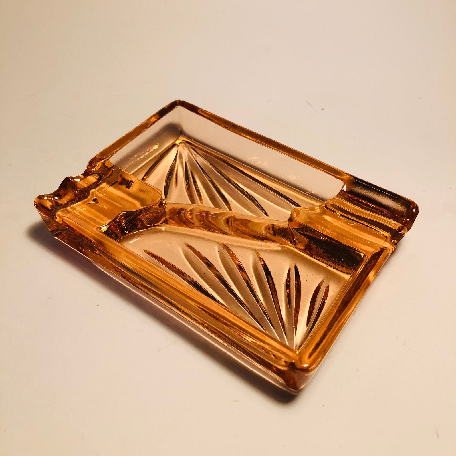 Antieke asbak, rosaline glas, geperst glas, jaren ‘30, Ophalen of Verzenden