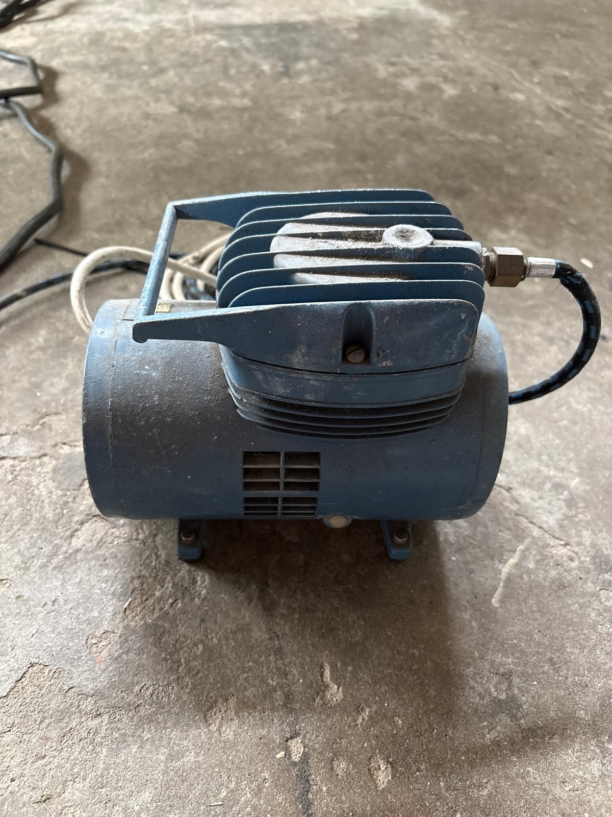 Thomas Industries Luchtcompressor - Compact en Krachtig, Gebruikt, 6 tot 10 bar, Ophalen of Verzenden, Minder dan 200 liter/min