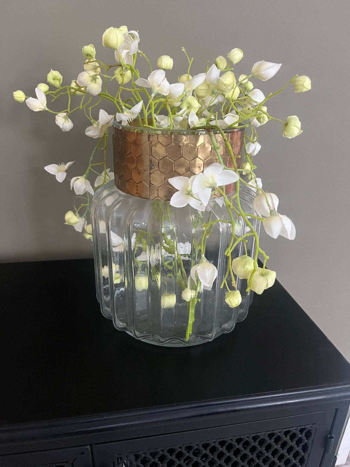Glazen vaas met gouden honingraat decoratie, Huis en Inrichting, Ophalen of Verzenden, Gebruikt, Overige kleuren, Glas