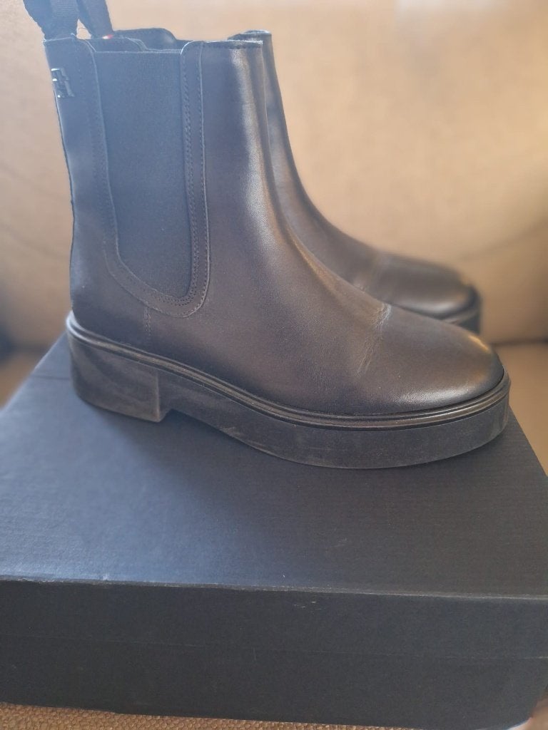 Tommy Hilfigger chelsea boots nieuw, Zwart, Boots, Ophalen of Verzenden, Zo goed als nieuw