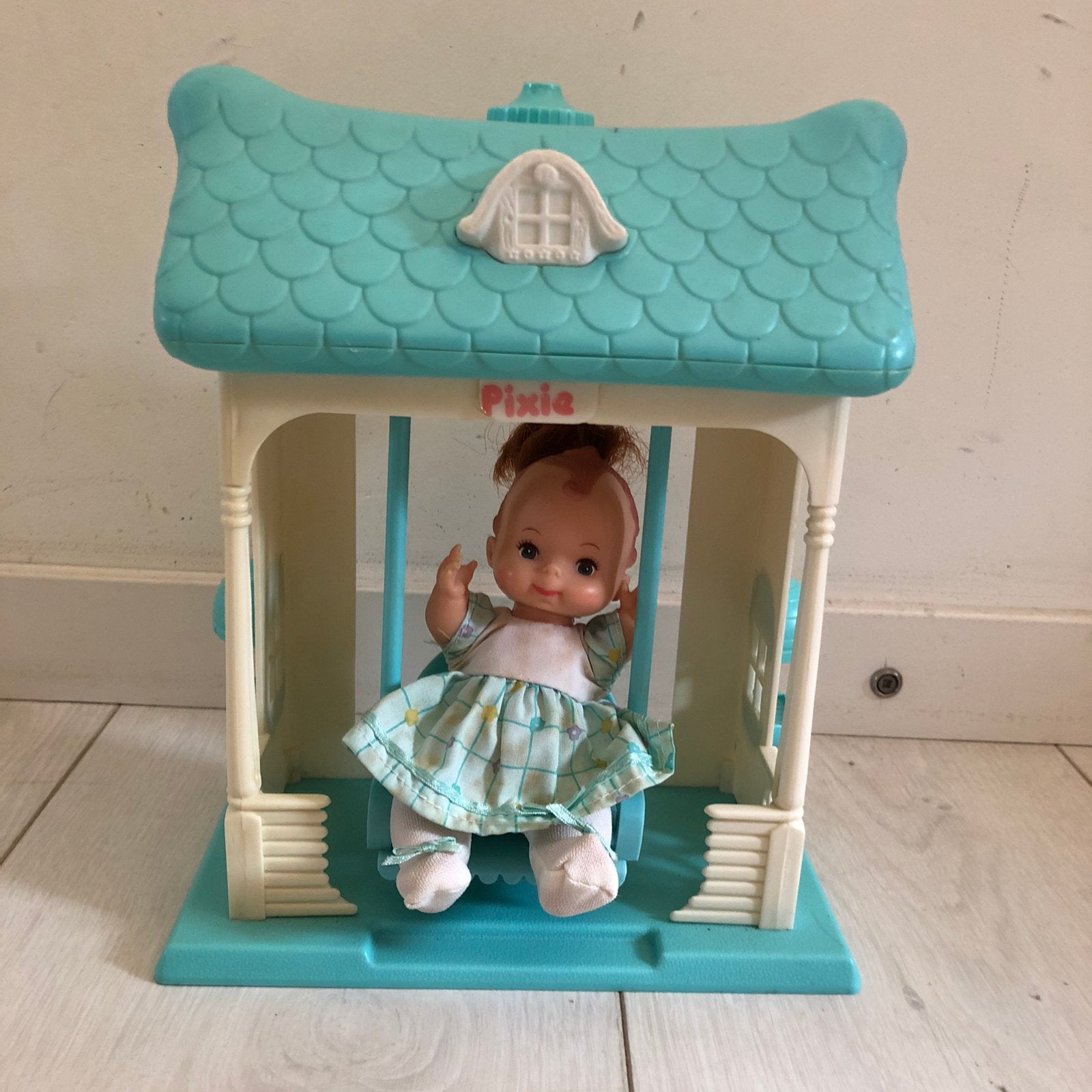 Playmates Pixie popje met schommel 1984, Ophalen of Verzenden, Zo goed als nieuw, Pop