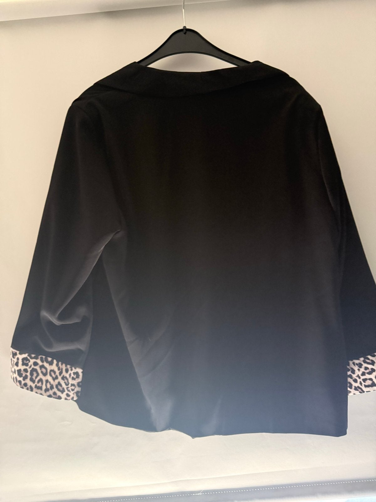 Zwarte blazer met panterprint mouwen - Maat 46, Zwart, Maat 46/48 (XL) of groter, Nieuw, Ophalen of Verzenden