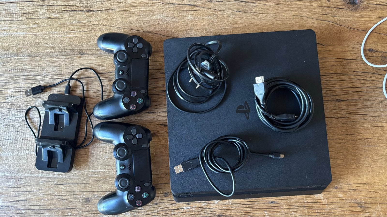 PlayStation 4 met 2 controllers en oplaadstation, Spelcomputers en Games, Spelcomputers | Sony PlayStation 4, Ophalen, Met 2 controllers