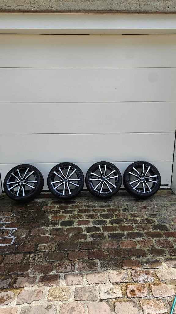 VW POLO (model V) lichtmetalenvelgen met uitstekende banden, Auto-onderdelen, Ophalen, Banden en Velgen, 17 inch, All Season