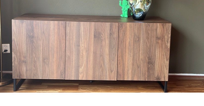 Stijlvol dressoir van Made met zwarte stalen poten, Huis en Inrichting, Ophalen, Gebruikt, 100 tot 150 cm, 25 tot 50 cm