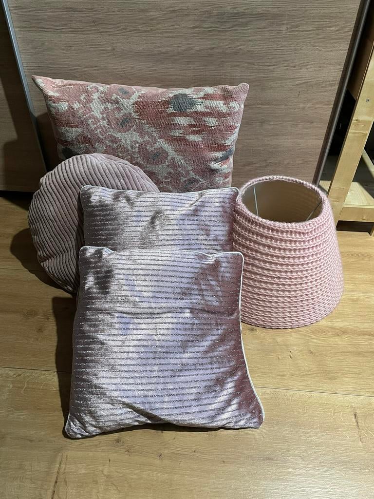 Roze accessoires. Sierkussens en lampenkap., Ophalen, Zo goed als nieuw, Roze, Vierkant