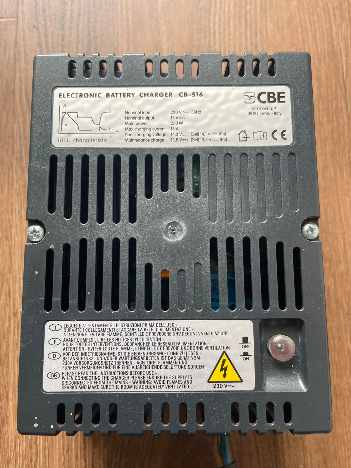 CBE CB-516 Camper Acculader - 12V 16A, Caravans en Kamperen, Camper-accessoires, Ophalen of Verzenden, Gebruikt