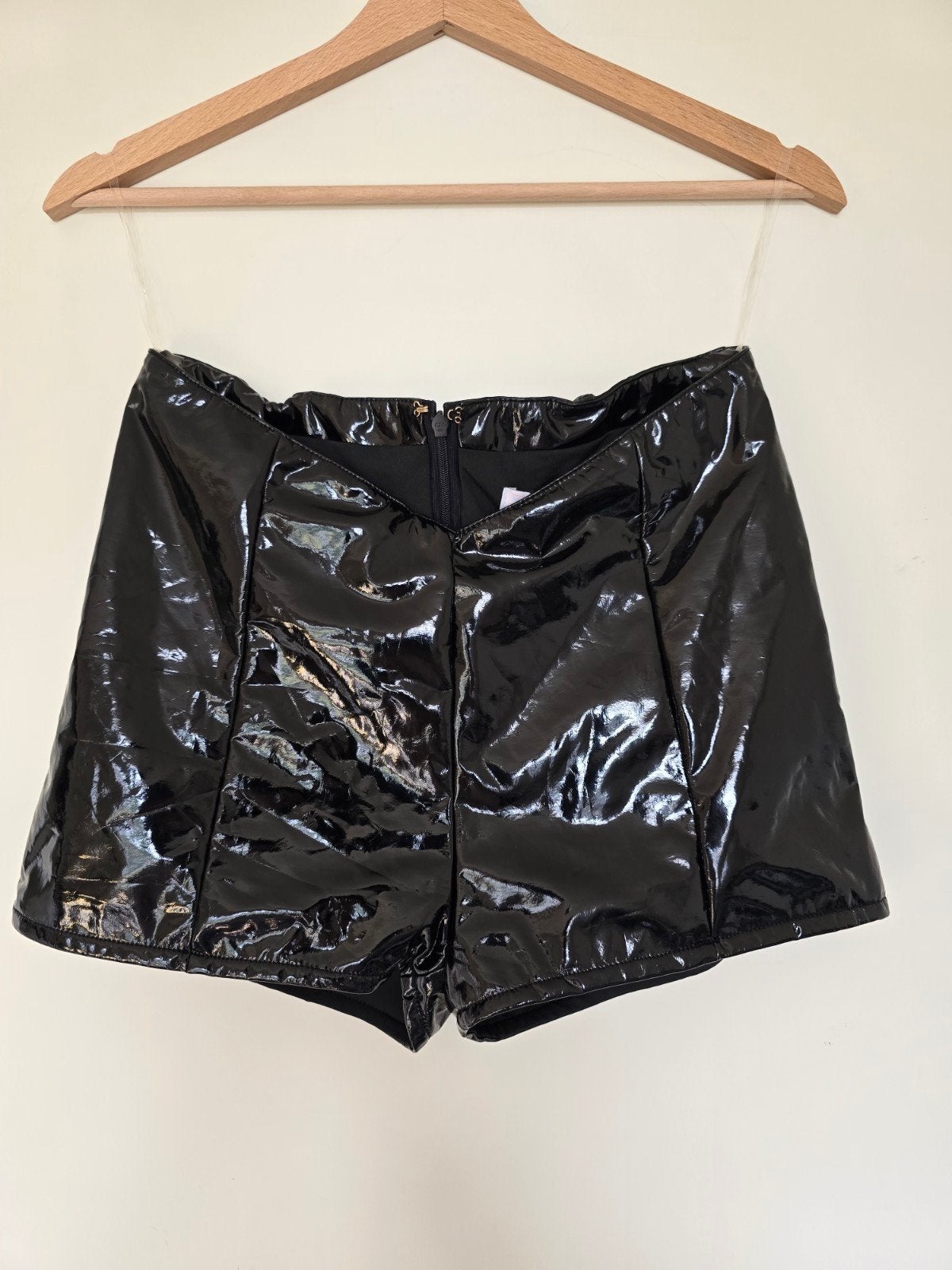Oh Polly Zwarte Lak Shorts - Maat 38/40 (M), Kleding | Dames, Broeken en Pantalons, Nieuw, Maat 38/40 (M), Zwart, Kort, Ophalen of Verzenden