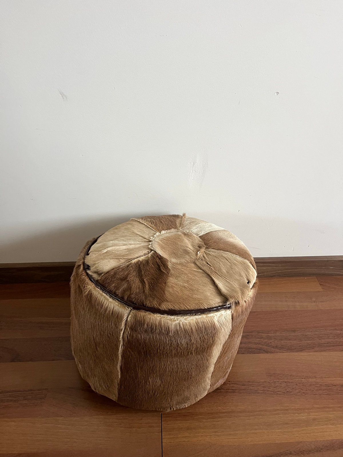 Unieke poef van geitenvel - Zo goed als nieuw, Ophalen, Minder dan 50 cm, Rond, Leer