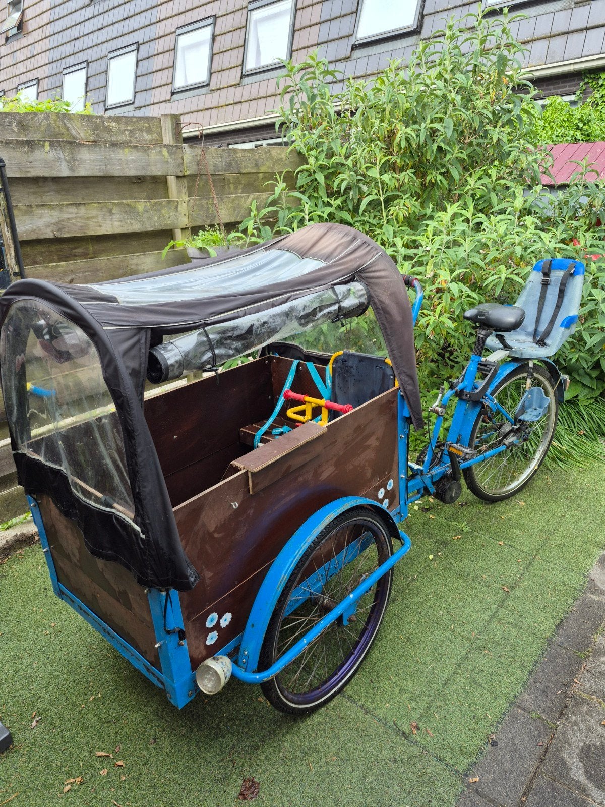 Elektrische bakfiets met huif en zitjes, Ophalen, Gebruikt, 4 kinderen of meer, Huif