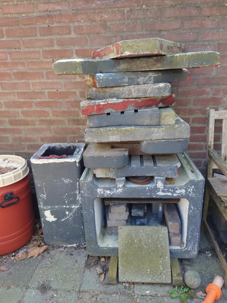 Gratis gote stenen barbecue, gratis ophalen, Ophalen, Gebruikt, Met accessoires
