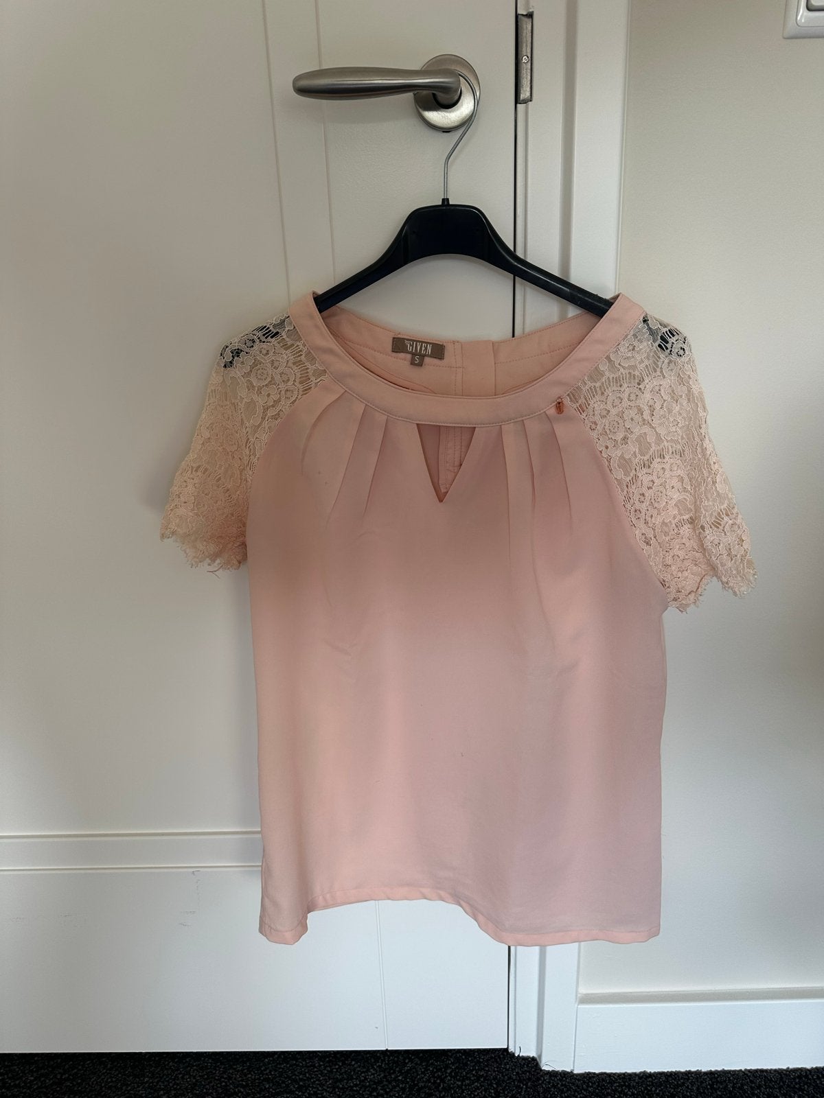 GIVEN Roze Top met Kanten Mouwen - Maat S, Verzenden, Korte mouw, Roze, Maat 36 (S)