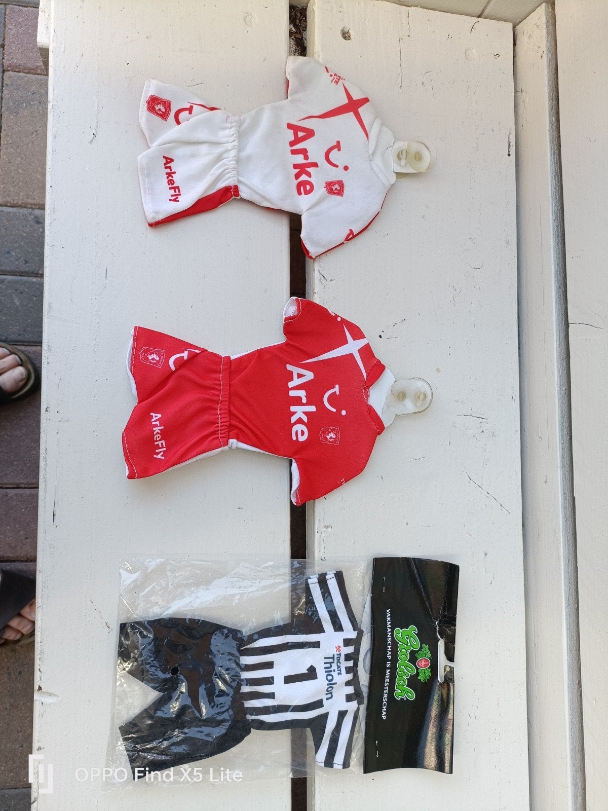 3 Raam shirts (voetbalshirts) met zuignap, Ophalen of Verzenden, Zo goed als nieuw, Rood, Korte mouw