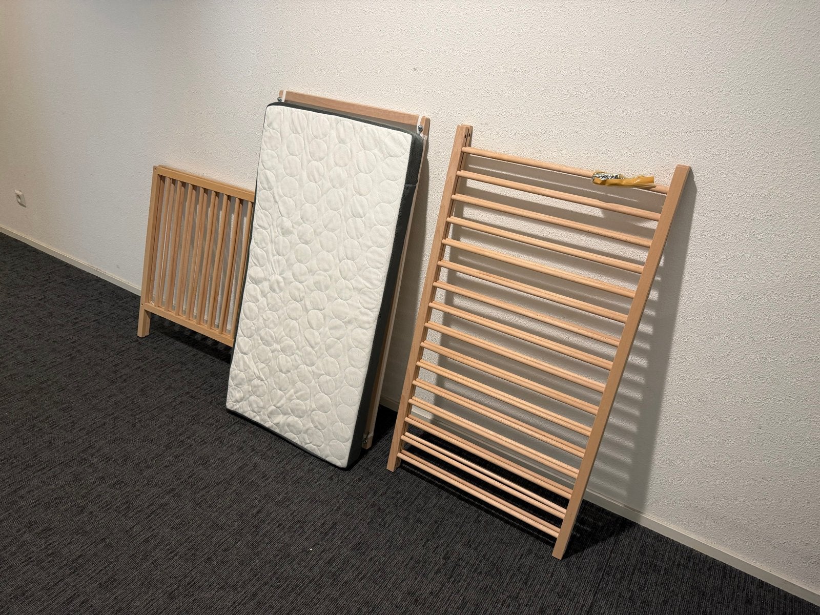 IKEA SNIGLAR babybed beuken met HIMLAVALV 3D matras 60x120cm, Bruin, Zo goed als nieuw, Hout, Eenpersoons